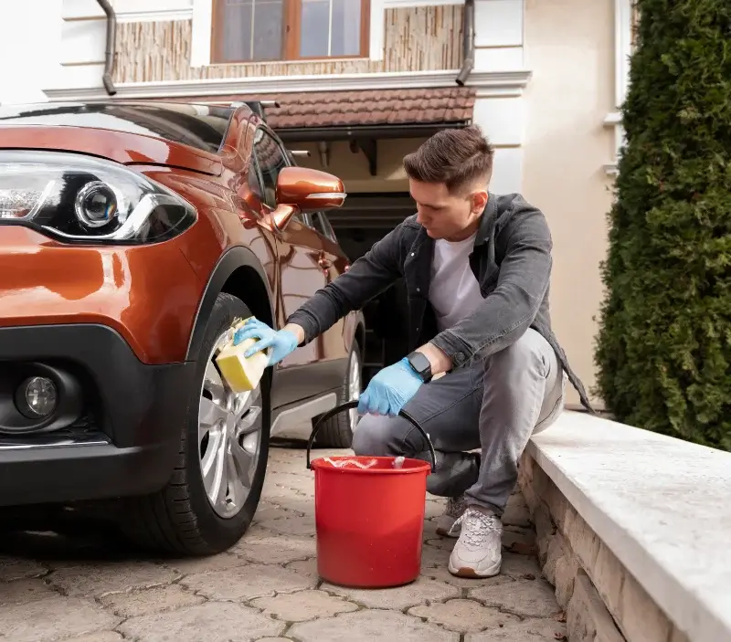 Lavage auto à domicile Fontainebleau : professionnel intervenant sur un véhicule